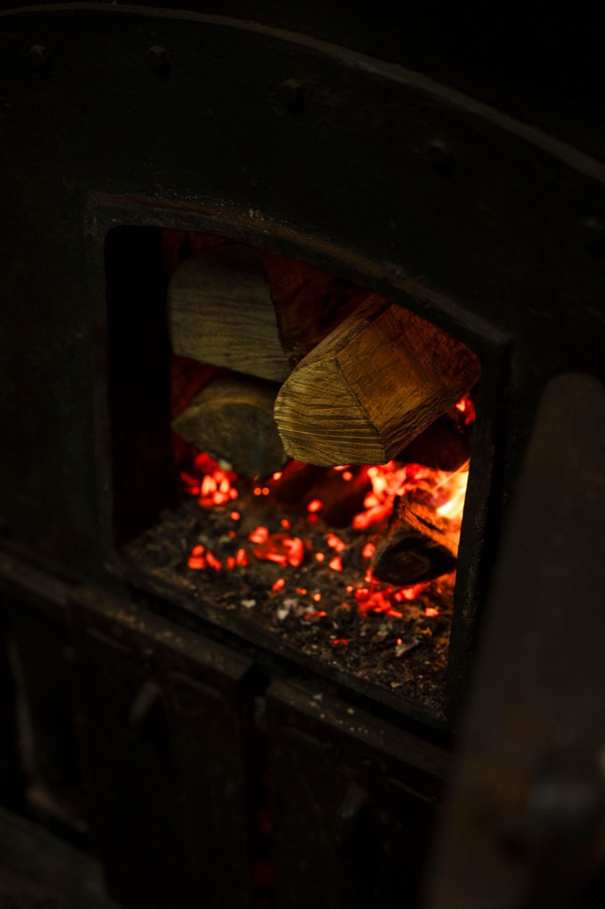 Bûches en pleine combustion, braises incandescentes en gros plan