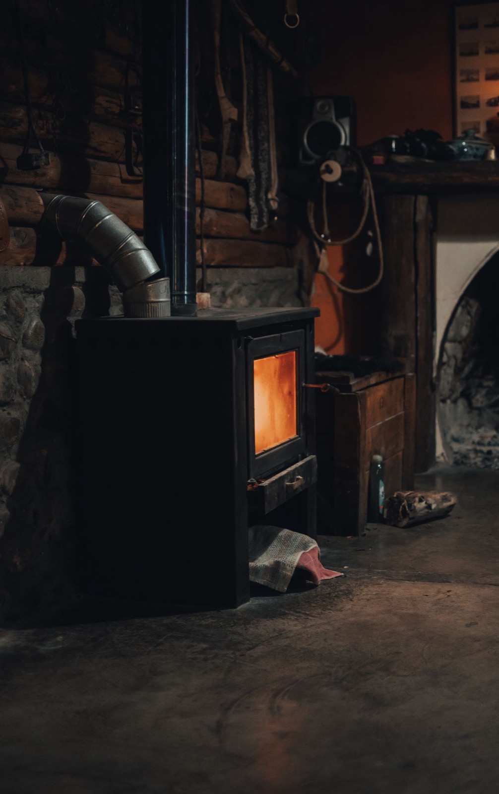 Poêle à bois rustique dans un intérieur en pierre et rondins